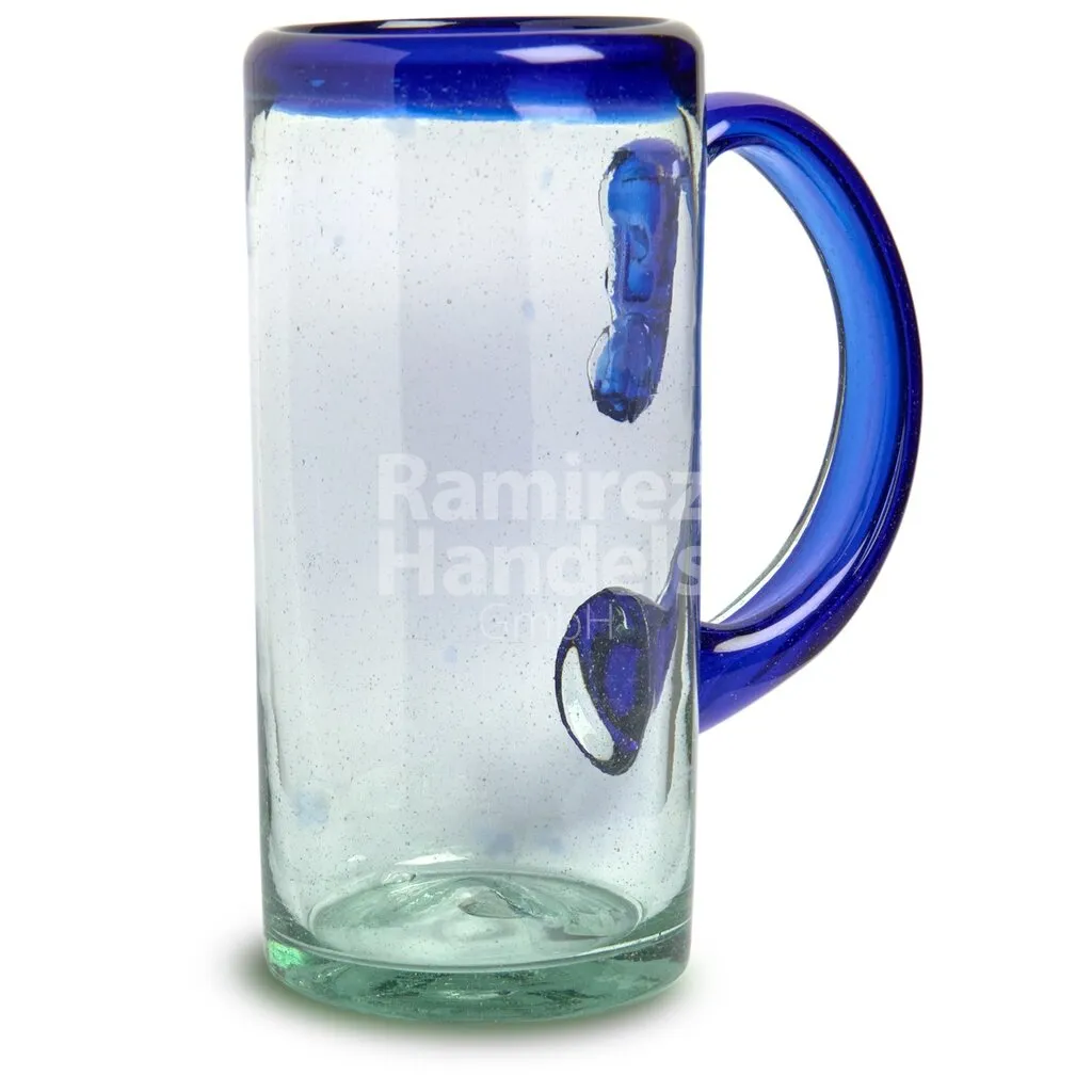 Bierglas aus mundgeblasenem Glas mit Henkel